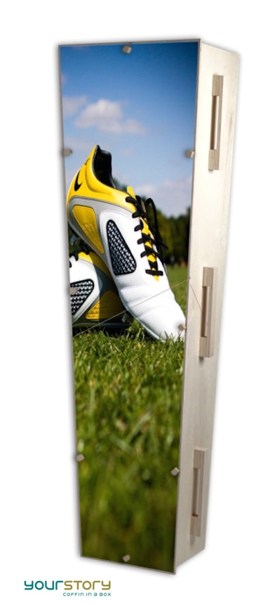 https://bestattungsportal-production.imgix.net/product_images/1016/YOURSTORY-coffin-with-picture-soccer.jpg?ixlib=php-3.3.1