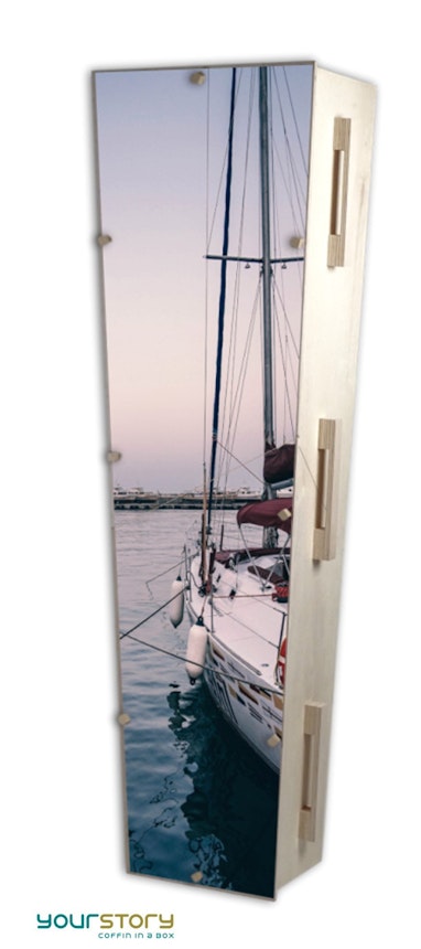 https://bestattungsportal-production.imgix.net/product_images/1019/YOURSTORY-coffin-with-picture-sailing-yacht.jpg?ixlib=php-3.3.1