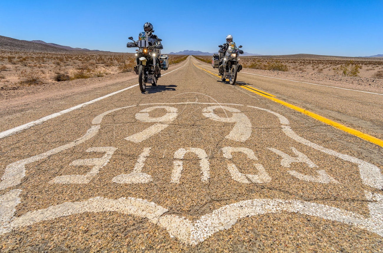 https://bestattungsportal-production.imgix.net/product_images/128/route-66-california-usa-motorrad-abenteuer-fotografie-motorcycle-adv-photography-poster-leinw%C3%A4nde.jpg?ixlib=php-3.3.1