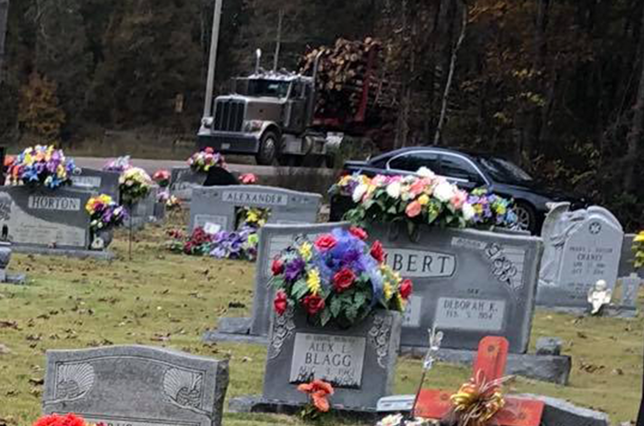 https://bestattungsportal-production.imgix.net/product_images/1458/Woman-thanks-trucker-for-showing-ultimate-respect-at-funeral.png?ixlib=php-3.3.1