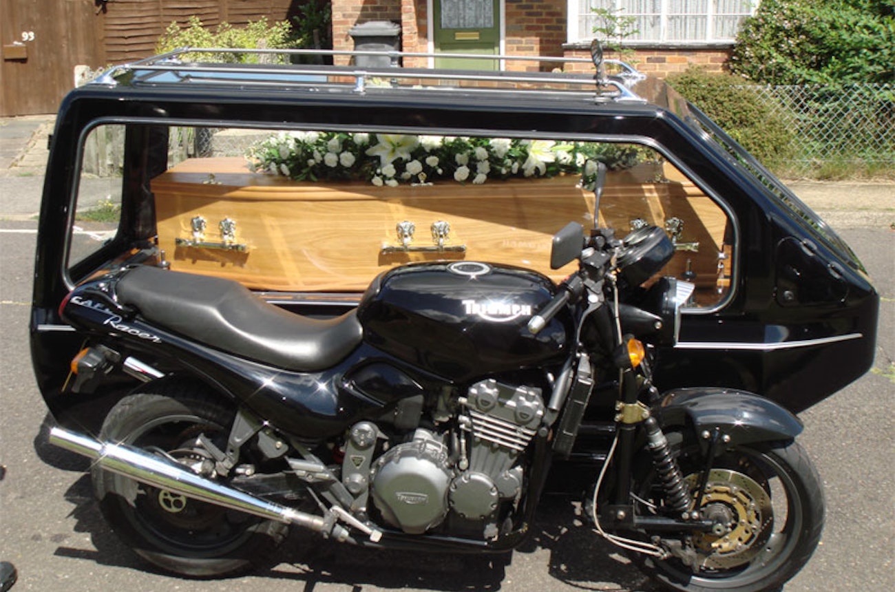 https://bestattungsportal-production.imgix.net/product_images/1548/Motorcycle-Hearse.jpg?ixlib=php-3.3.1