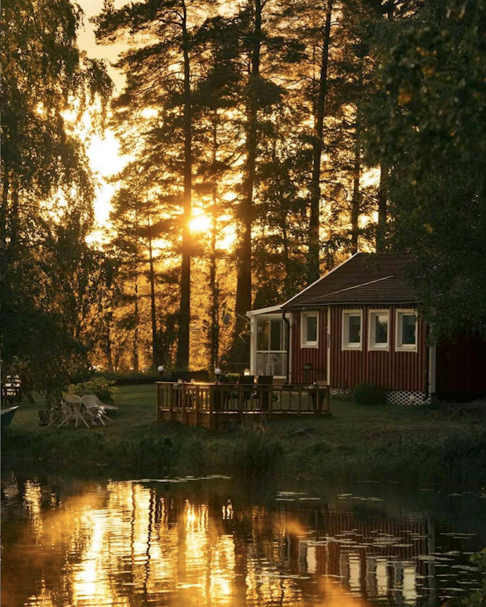 https://bestattungsportal-production.imgix.net/product_images/1619/Holiday-here_-A-Romantic-Lakeside-Schoolhouse-In-Sweden.png?ixlib=php-3.3.1