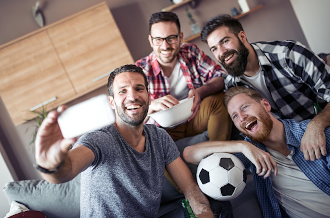 https://bestattungsportal-production.imgix.net/product_images/172/group-of-friends-watching-soccer-game-on-tv-picture-id1013286428.jpeg?ixlib=php-3.3.1
