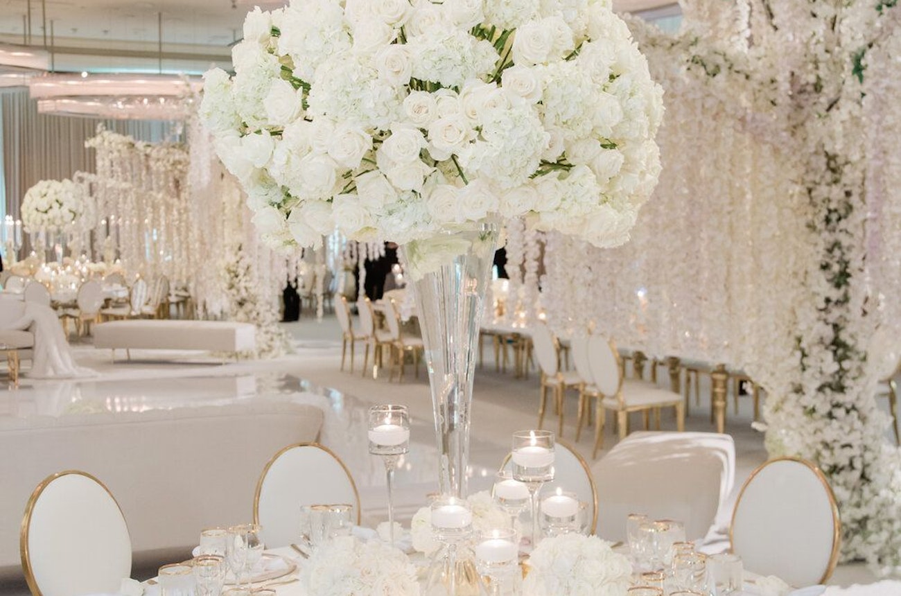 https://bestattungsportal-production.imgix.net/product_images/1850/Andrea-Eppolito-Events-_-Las-Vegas-Wedding-Planner---White-and-White-and-Luxe-All-Over_--Wedding-of-Meagan-%26-Kasey.jpeg?ixlib=php-3.3.1