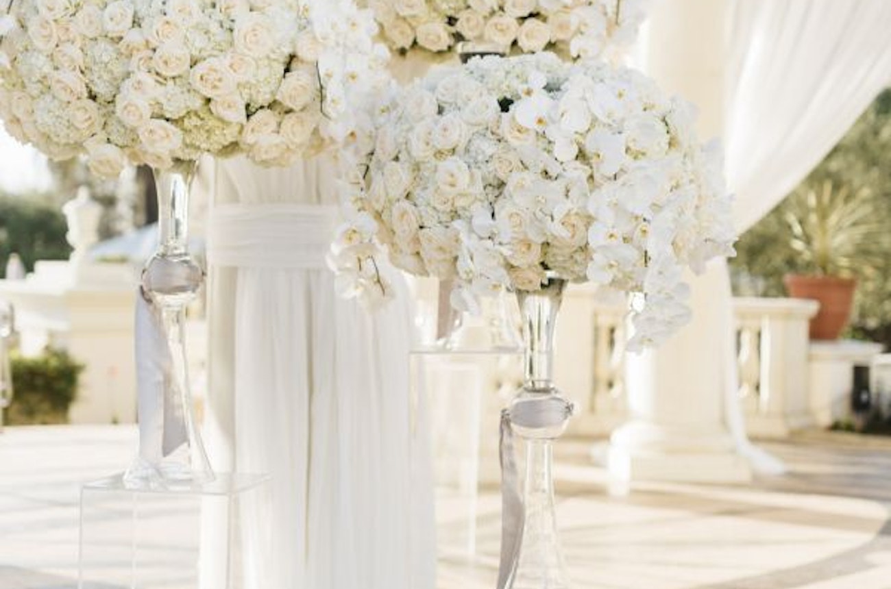 https://bestattungsportal-production.imgix.net/product_images/1857/Glamorous-Ballroom-Wedding-That%27s-Got-Florals-For-Days.jpeg?ixlib=php-3.3.1