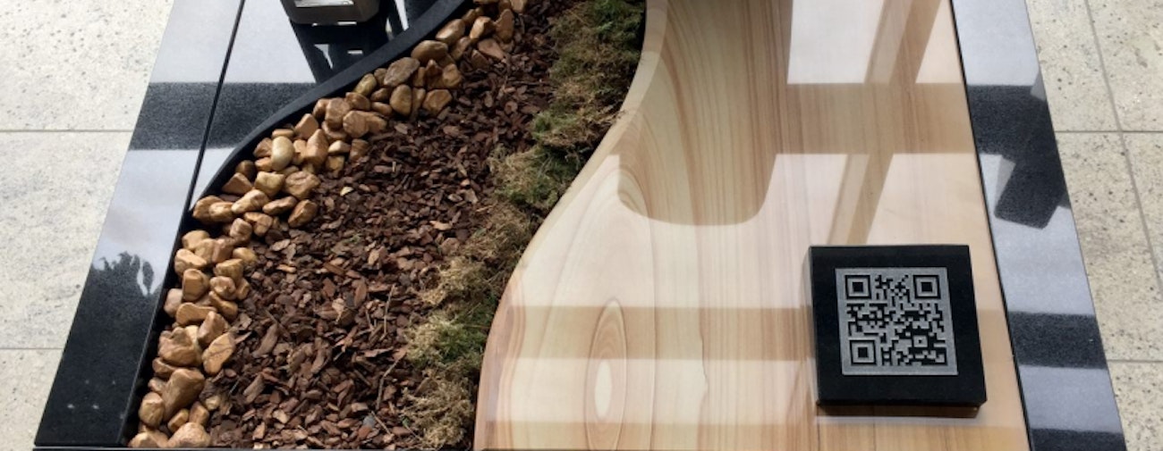 https://bestattungsportal-production.imgix.net/product_images/2045/Moderne-Urnengrabplatte-schwarzer-Granit-Iroko-Quarzit-QR-Code-Grabmal-Boese-823x320-2.jpg?ixlib=php-3.3.1