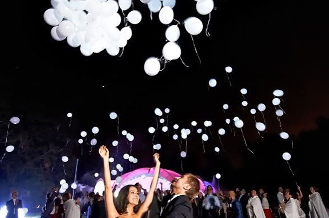 https://bestattungsportal-production.imgix.net/product_images/2069/Hei-er-50-teile-los-12-zoll-Wei-Led-Blitz-Luftballons-Beleuchtet-F-HRTE-Ballon-glow.jpg?ixlib=php-3.3.1