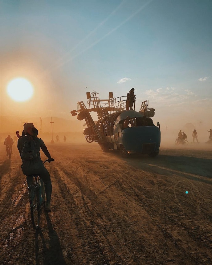 https://bestattungsportal-production.imgix.net/product_images/2075/Burning-Man-2018-Mega-Post_-Awesome-Photos-From-The-World%E2%80%99s-Biggest-And-Craziest-Festival.jpeg?ixlib=php-3.3.1