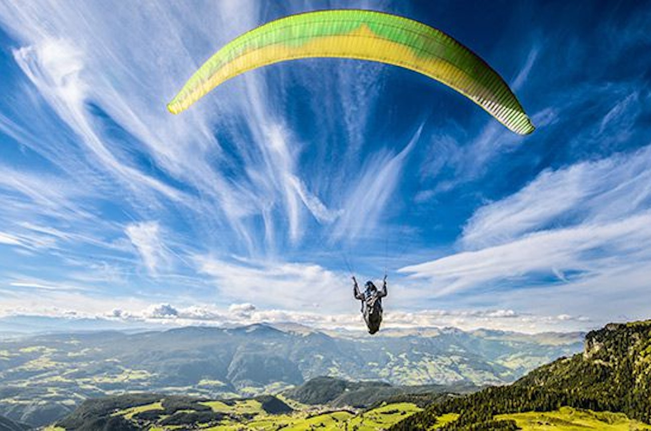 https://bestattungsportal-production.imgix.net/product_images/2137/paragliding-erlebnisse.jpg?ixlib=php-3.3.1