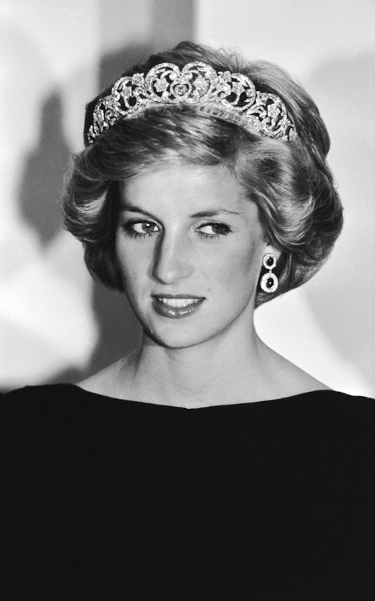 https://bestattungsportal-production.imgix.net/product_images/2561/Princess-Diana%2C-Style-Icon_-See-20-Photos-of-the-Natural-Beauty.jpeg?ixlib=php-3.3.1