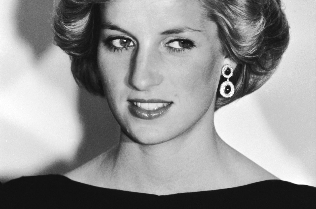 https://bestattungsportal-production.imgix.net/product_images/2561/Princess-Diana%2C-Style-Icon_-See-20-Photos-of-the-Natural-Beauty.jpeg?ixlib=php-3.3.1