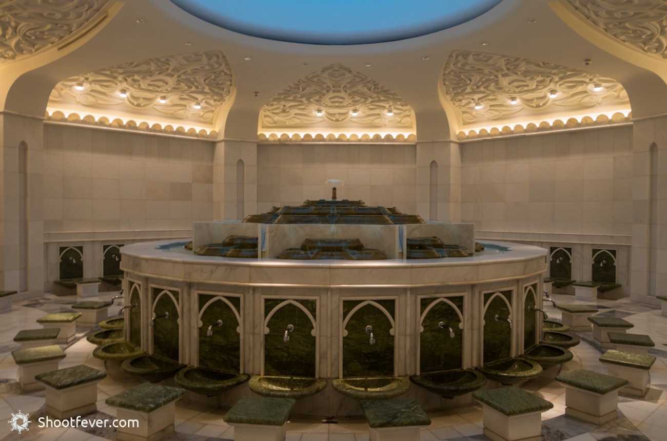 https://bestattungsportal-production.imgix.net/product_images/2946/Abalution-Waschraum-in-der-Scheich-Zayid-Moschee-Abu-Dhabi-Emirate.jpg?ixlib=php-3.3.1