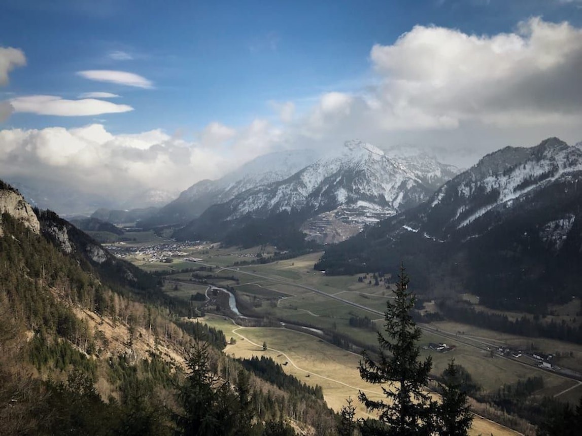 https://bestattungsportal-production.imgix.net/product_images/3261/Ausflugsziele-Oberbayern-und-Tirol_-Vom-Allga%CC%88u-in-die-Alpen.jpeg?ixlib=php-3.3.1