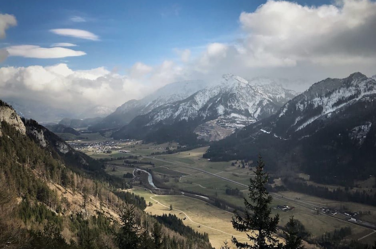 https://bestattungsportal-production.imgix.net/product_images/3261/Ausflugsziele-Oberbayern-und-Tirol_-Vom-Allga%CC%88u-in-die-Alpen.jpeg?ixlib=php-3.3.1