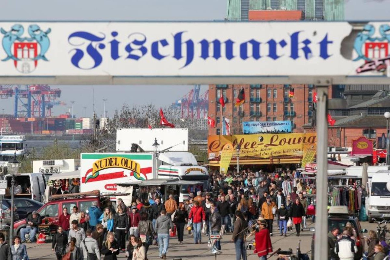 https://bestattungsportal-production.imgix.net/product_images/3323/Beliebt-bei-Nachtschwaermern-und-Fruehaufstehern-Der-Fischmarkt-in-Hamburg-liegt-unweit-der-Reeperbahn-und-macht-im-Sommer-schon-um-5.jpg?ixlib=php-3.3.1