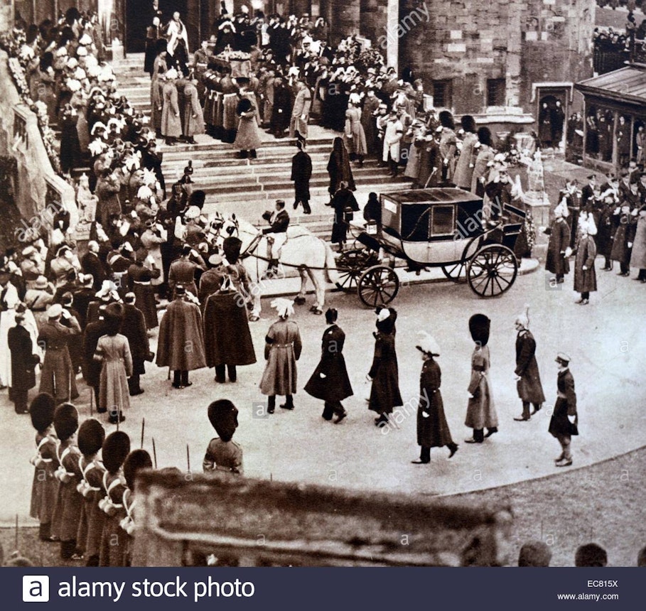 https://bestattungsportal-production.imgix.net/product_images/3410/bild-von-konig-george-v-beerdigung-gardisten-tragen-den-sarg-bis-die-schritte-der-st-georges-chapel-fur-die-letzte-olung-konig-edward-viii-kann-mit-seiner-mutter-zu-fuss-hinter-dem-sarg-gesehen-werden-noch-im-jahr-1936-ec815x.jpg?ixlib=php-3.3.1
