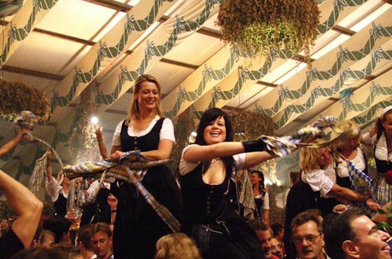 https://bestattungsportal-production.imgix.net/product_images/3526/oktoberfest-der-film.jpg?ixlib=php-3.3.1