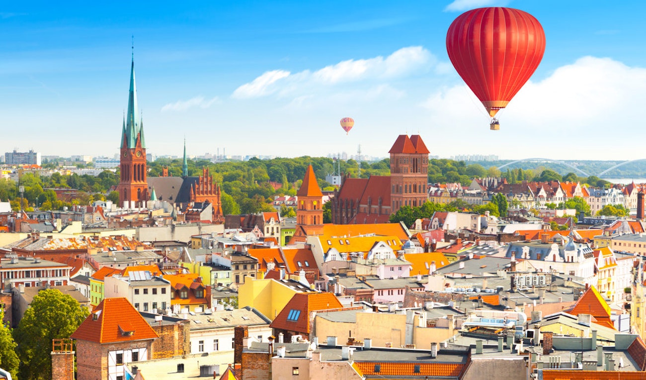 https://bestattungsportal-production.imgix.net/product_images/3539/heissluftballoon-ueber-warschau-e1560848544112.jpg?ixlib=php-3.3.1