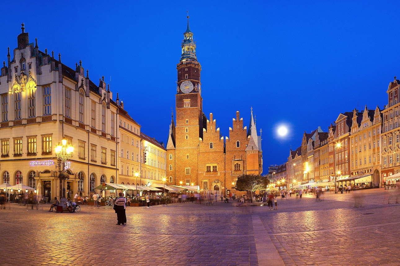 https://bestattungsportal-production.imgix.net/product_images/3540/polen-wroclaw-breslau-an-der-nordwestlichen-ecke-des-marktplatzes-in-wroclaw-befinden-sich-der-gotische-backsteinturm-der-elisabethkirche-und-zwei-winzige-hacc88user-der-altaristen-die-die-messe.jpg?ixlib=php-3.3.1