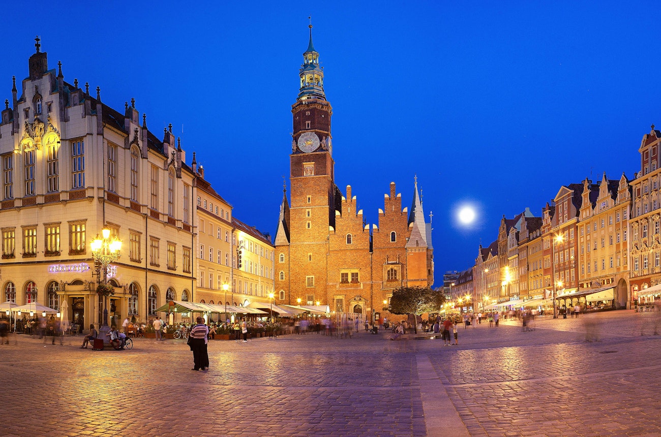 https://bestattungsportal-production.imgix.net/product_images/3540/polen-wroclaw-breslau-an-der-nordwestlichen-ecke-des-marktplatzes-in-wroclaw-befinden-sich-der-gotische-backsteinturm-der-elisabethkirche-und-zwei-winzige-hacc88user-der-altaristen-die-die-messe.jpg?ixlib=php-3.3.1