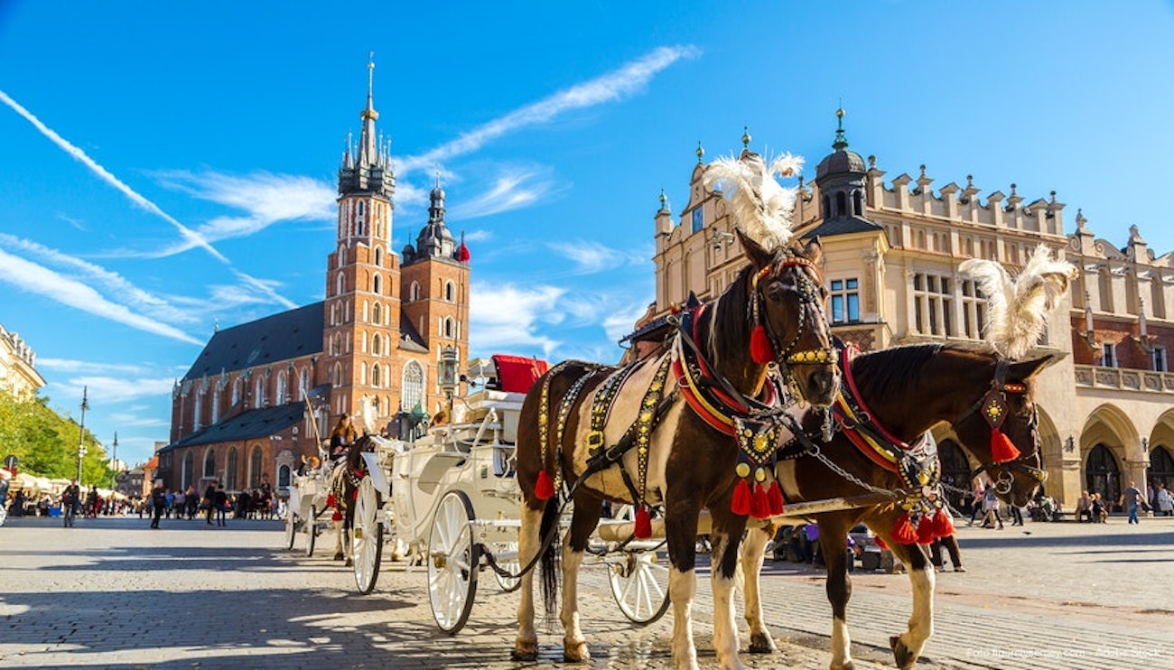 https://bestattungsportal-production.imgix.net/product_images/3541/48774_Pferdekutsche_in_Krakau_Original.jpg?ixlib=php-3.3.1