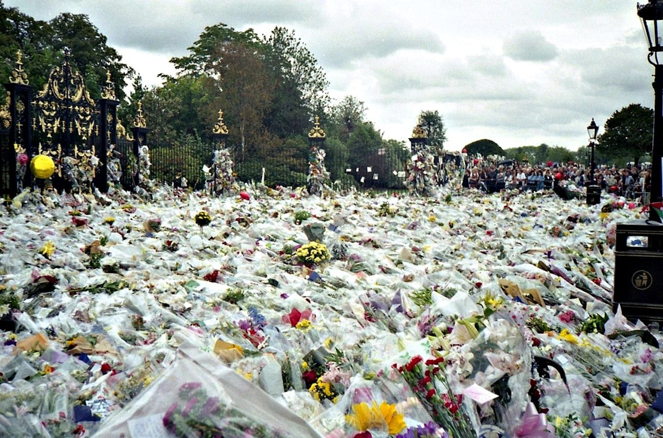 https://bestattungsportal-production.imgix.net/product_images/3879/1200px-Flowers_for_Princess_Diana%27s_Funeral.jpg?ixlib=php-3.3.1