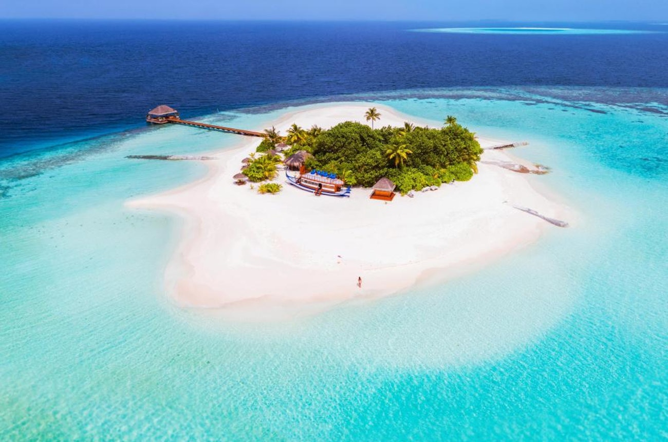 https://bestattungsportal-production.imgix.net/product_images/4099/Aerial-drone-view-of-a-tropical-island-Maldives.jpg?ixlib=php-3.3.1