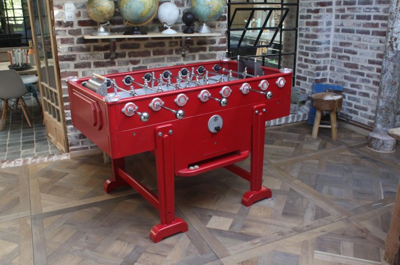 https://bestattungsportal-production.imgix.net/product_images/415/old-style-foosball-table-New-R%C3%A9tro-Foosball-by-Toulet.jpg?ixlib=php-3.3.1