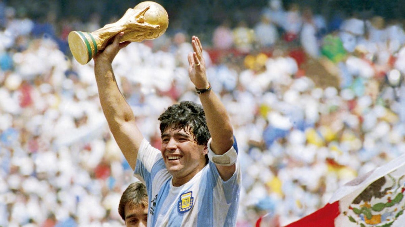https://bestattungsportal-production.imgix.net/product_images/4321/maradona.jpg?ixlib=php-3.3.1
