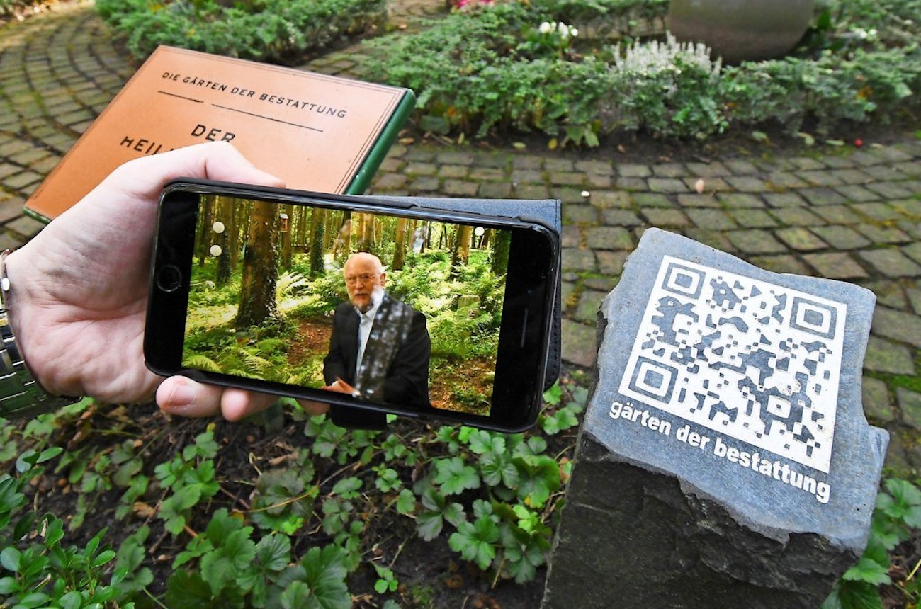 https://bestattungsportal-production.imgix.net/product_images/4324/Digitale-Trauer-QR-Codes-am-Grabstein-Apps-fuer-den-Friedhof_master_reference.jpg?ixlib=php-3.3.1