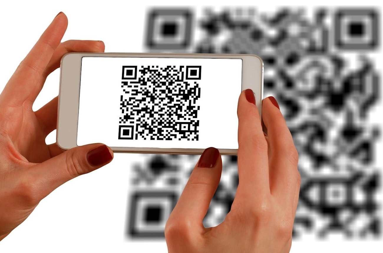 https://bestattungsportal-production.imgix.net/product_images/4327/a-guide-to-qr-codes-and-how-to-scan-qr-codes-1.jpg?ixlib=php-3.3.1