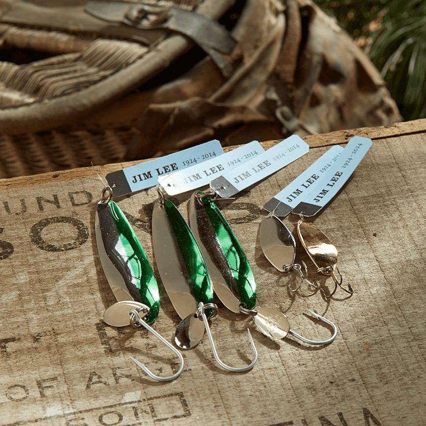 https://bestattungsportal-production.imgix.net/product_images/4567/fishing02_1454543957_520.png?ixlib=php-3.3.1