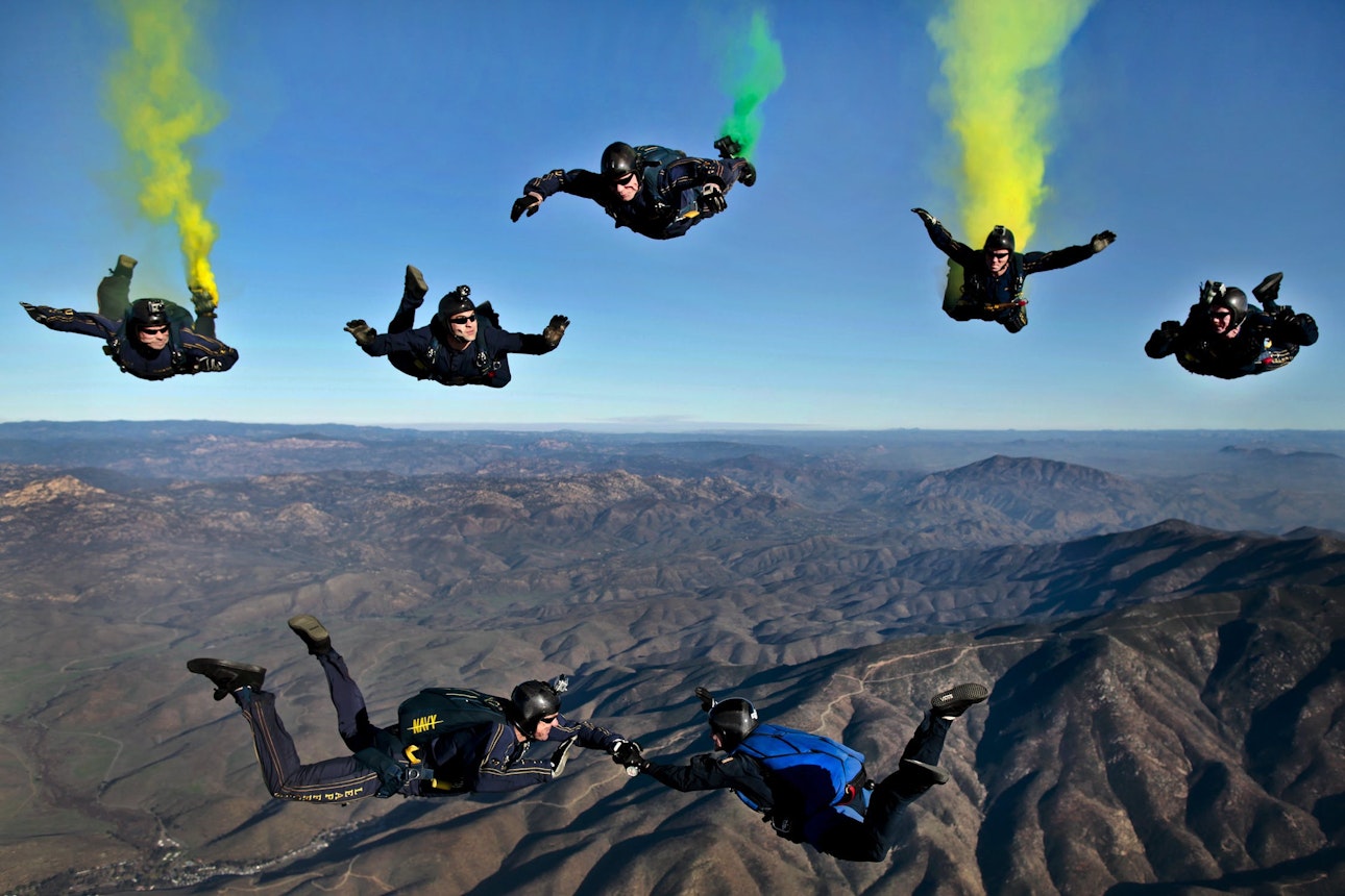 https://bestattungsportal-production.imgix.net/product_images/4588/california-parachutists-skydivers-flares-70361.jpeg?ixlib=php-3.3.1