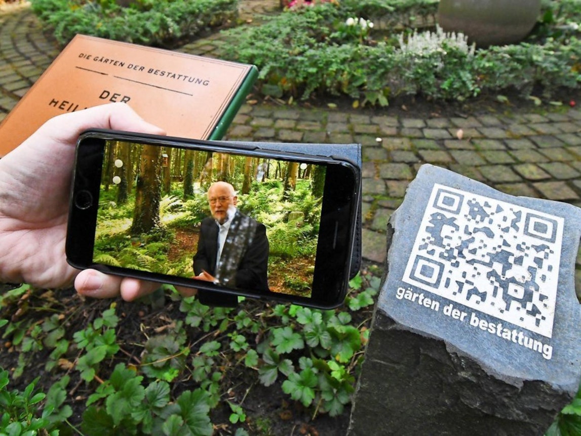 https://bestattungsportal-production.imgix.net/product_images/4864/Digitale-Trauer-QR-Codes-am-Grabstein-Apps-fuer-den-Friedhof_reference_4_3.jpg?ixlib=php-3.3.1