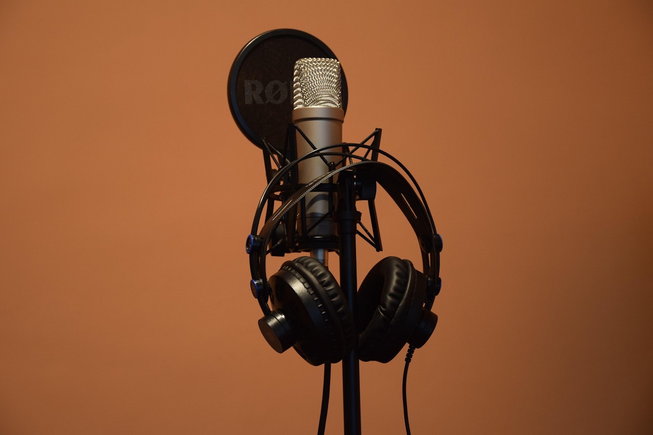 https://bestattungsportal-production.imgix.net/product_images/5105/andnowprojekt-microphone-5046876_1920.jpg?ixlib=php-3.3.1