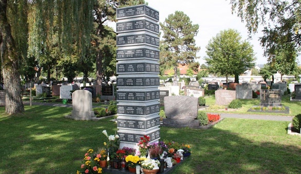 Urnenstelen als Denkmal