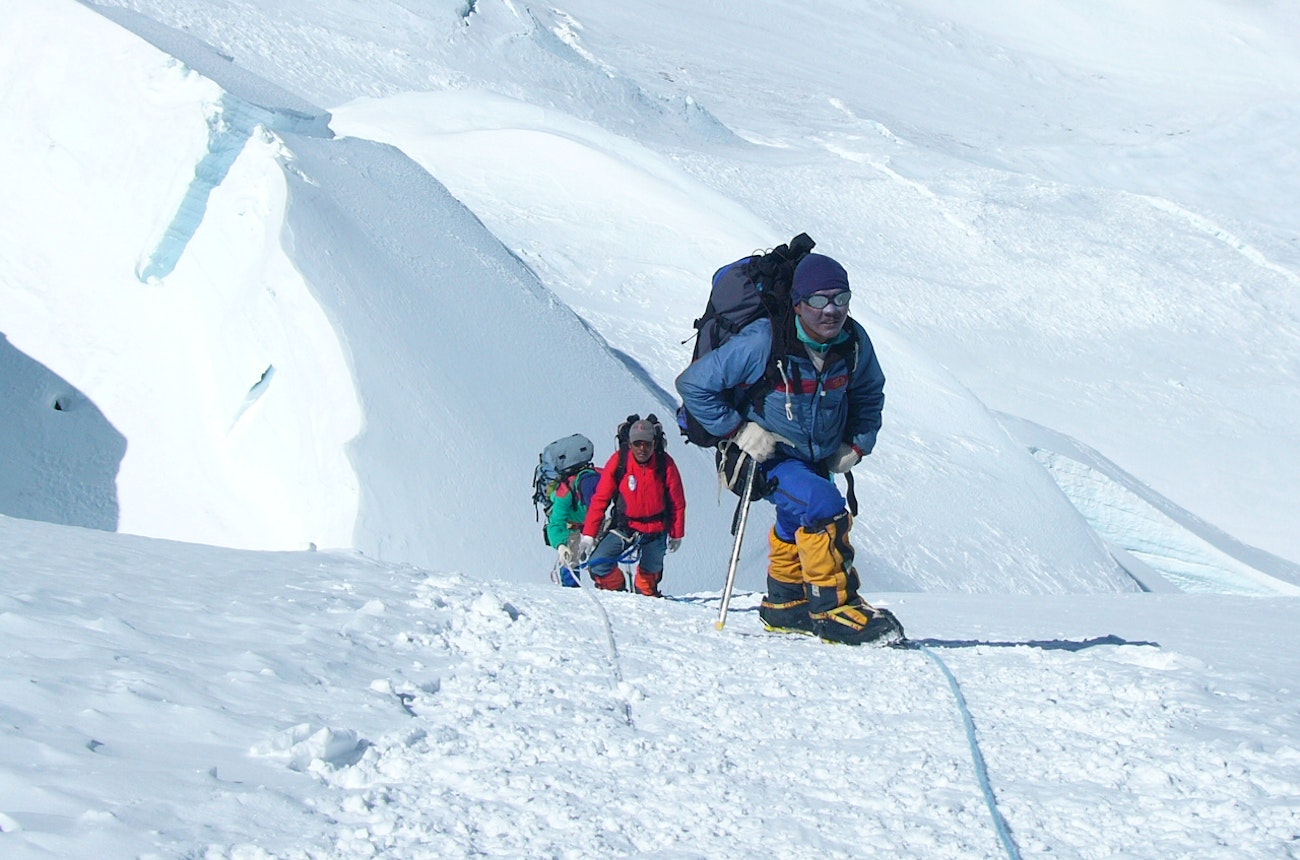 https://bestattungsportal-production.imgix.net/product_images/718/mount-everest-d01-aufstieg-nord-7000m.jpg?ixlib=php-3.3.1