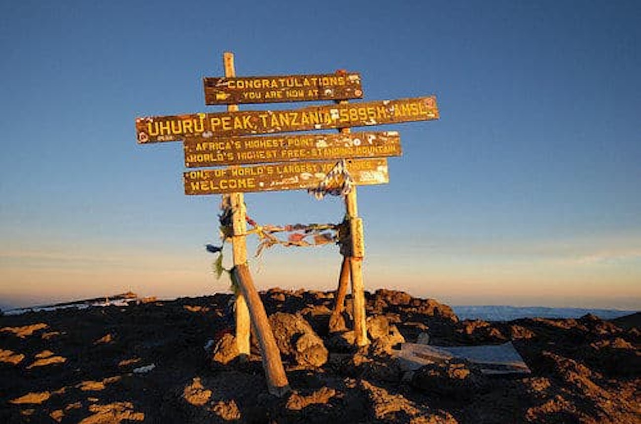 https://bestattungsportal-production.imgix.net/product_images/726/Summit-Kilimanjaro.jpg?ixlib=php-3.3.1