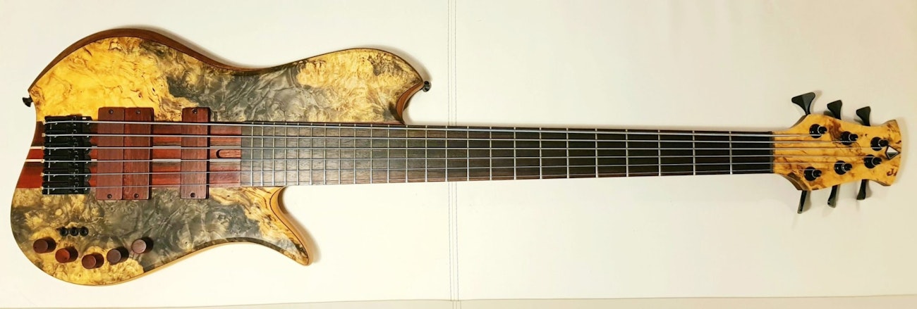 https://bestattungsportal-production.imgix.net/product_images/946/Wreck-Guitars-Hope-6-Bass-scaled.jpg?ixlib=php-3.3.1