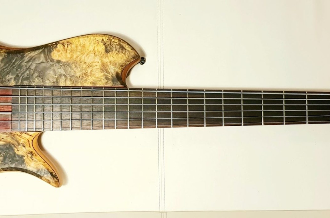 https://bestattungsportal-production.imgix.net/product_images/946/Wreck-Guitars-Hope-6-Bass-scaled.jpg?ixlib=php-3.3.1